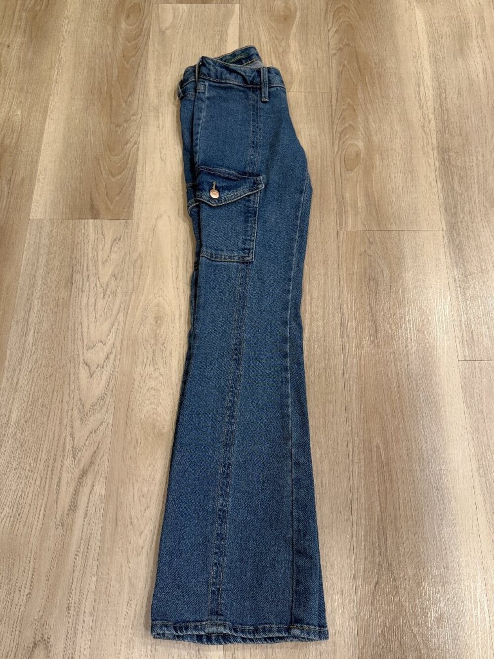 Wild Fable Low Rise Flare Cargo Jeans Size 2 Y2K Front Seam Medium Wash - Picture 9 of 10